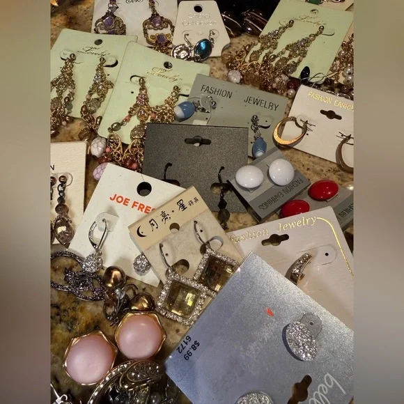 Variety of vintage costume jewelry - Earrings - Picture 12 of 16